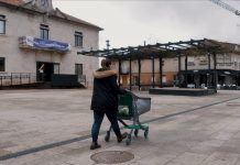 Tomiño pone carritos de la compra en la calle para fomentar el comercio local