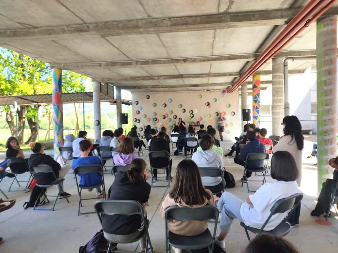 A activista feminista Amelia Tiganus comparte a suìa experiencia co alumnado rosaleiro 05