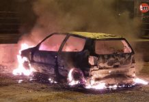 Arde de madrugada un coche estacionado en el Centro Cultural de Chaín