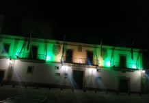El Concello Baiona se ilumina de naranja y verde por el Día Nacional de la Fibrosis Quística