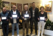 El Alcalde de Baiona hace entrega de las placas en homenaje por la jubilación de 8 trabajadores del Concello