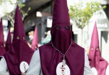 Las procesiones de los Pasos y del Santo Entierro marcan la Semana Santa en Tui