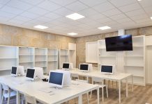 Sesión informativa sobre la Administración electrónica en el aula de nuevas tecnologías de Oia