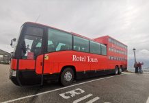 Un autobús hotel corona el Monte Santa Trega