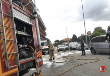 Sofocan con extintores el incendio de un coche en Baiona