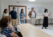 Las personas participantes en el curso “Coidándo-me” reciben su diploma