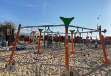 El parque de Praia América cuenta con un columpio múltiple