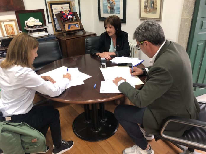 Firma 1o Convenio Baiona Asociac ión Española contra el Cáncer
