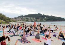 Cerca de cien personas participaron en la Praia de Patos en el ‘I Encuentro de Yoga’