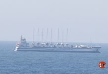 Un megabuque transporta a Vigo ocho veleros que participarán en las 52 Súper Series en Baiona