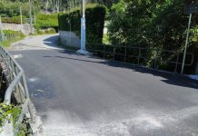 Baiona asfalta el puente sobre el Río de Baíña