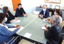 El gerente del Área Sanitaria de Vigo explica a los portavoces de Tomiño la situación en la comarca