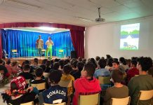 Teatro do Ar representa su obra «Un becho no Colexio» en el CEIP Mallón