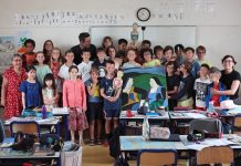 La delegación baionesa de artistas en Pornic construyen un “Flash-Arte” con alumnado francés