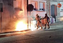 Arde un coche tras colisionar con un camión, recorrer 200 metros y chocar contra una casa en Tui