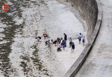 Alumnos de segundo de primaria del CEIP Mestre Manuel García limpian la playa de Oia