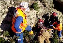 Rescatan a un hombre tras sufrir una caída en una zona rocosa en Chandebrito