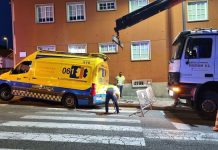 Una ambulancia queda atrapada en un socavón en Nigrán