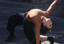 Esther Latorre danza en Tui para render homenaxe a todas as mulleres que loitan, protexen e coidan á sociedade