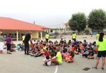 El alcalde de Njigrán visita a los niños del “Campamento de Verán 2022”
