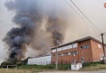 El fuego arrasó 27 hectáreas y cercó el campo de fútbol de Baredo y el CEIP Fontes Baíña