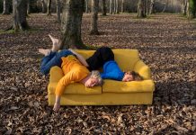 Danza y humor se dan la mano en el espectáculo “Sofá”, en el Auditorio de San Benito