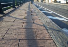 C21 solicita el arreglo de varias baldosas en la acera de la Avenida de Portugal