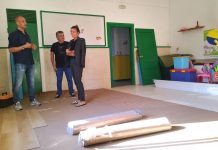 El Concello renueva el piso de la escuela de educación infantil de Mosende