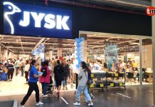Colas en el primer día de apertura del gigante danés de muebles JYSK en Tui