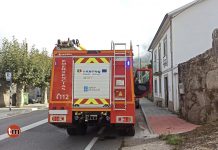 Rescatan a un perro que se cayó a un pozo de 16 metros en Oia