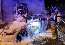 Un incendio calcina un coche y afecta a la fachada de un supermercado en Sabarís
