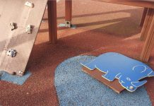 El PP urge la reparación del parque infantil y del paseo de madera de Baíña