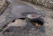 C21 solicita varios arreglos del pavimento por el centro de Tui