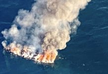 Rescatados dos tripulantes de un velero tras declararse un incendio frente a las costas de Oia