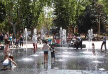 Una plaza con camas elásticas y chorros de agua para niños en Nigrán