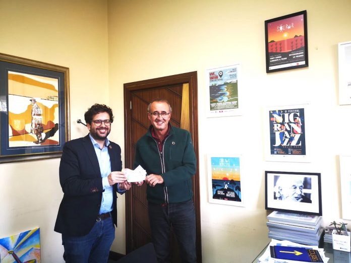 El muralista nicaragüense Manuel Alaniz imparte un taller en el IES Proval