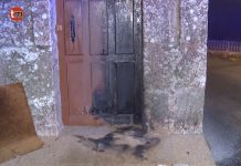 Prende fuego a una puerta de la Iglesia de Santa Lucía de Vincios