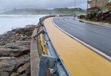 El fuerte oleaje destroza, otra vez, el guardarraíl del Rompeolas