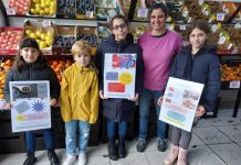 Alumnos del Cova Terreña reparten entre las tiendas carteles sobre las especias traídas del Nuevo Mundo
