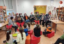 Usuarios de la residencia Monte Tecla visitan el CEIP Mestre Manuel García de Oia