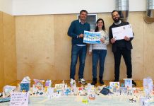 La emblemática calle Elduayen de Baiona, plasmada en una postal de Navidad
