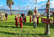 Los vecinos de Camposancos engalanan su pueblo por Navidad