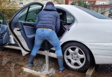 Las inundaciones en Gondomar provocan daños en una treintena de vehículos y en la plaza de abastos