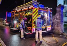 Los bomberos sofocan un incendio en un garaje de Tomiño