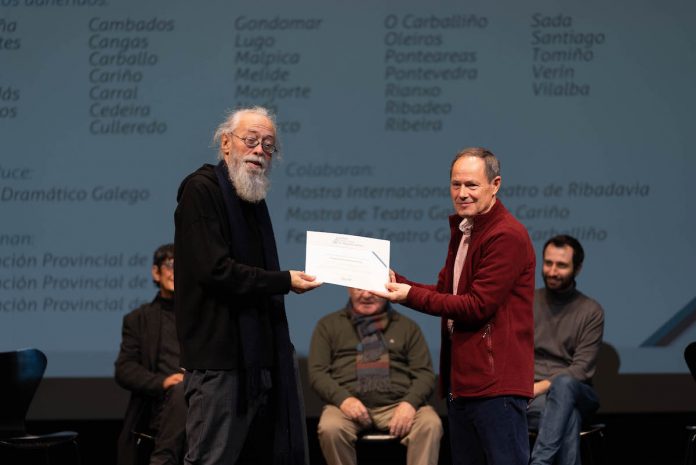 O Concello asina un convenio coa Fun dación Manuel María para difundir a obra do poeta galego - Foto da recollida do premio da obra galardonada