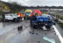 Una persona fallecida y tres heridos graves en una colisión entre dos vehículos en la A-52