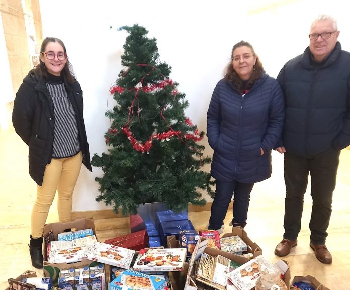 La Biblioteca de tui hizo entrega de los alimentos recogidos en el Mercadillo Solidario de Libros