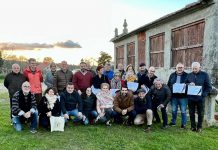 Paco Ferreira entrega un diploma acreditativo al voluntariado de Gondomar