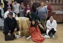 “A Xesta Vermella” representa su obra “Non me toques” en Baiona