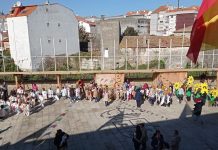 Alumnos de varias escuelas de Baiona y Ardelume llenan de Carnaval la plaza del Concello
